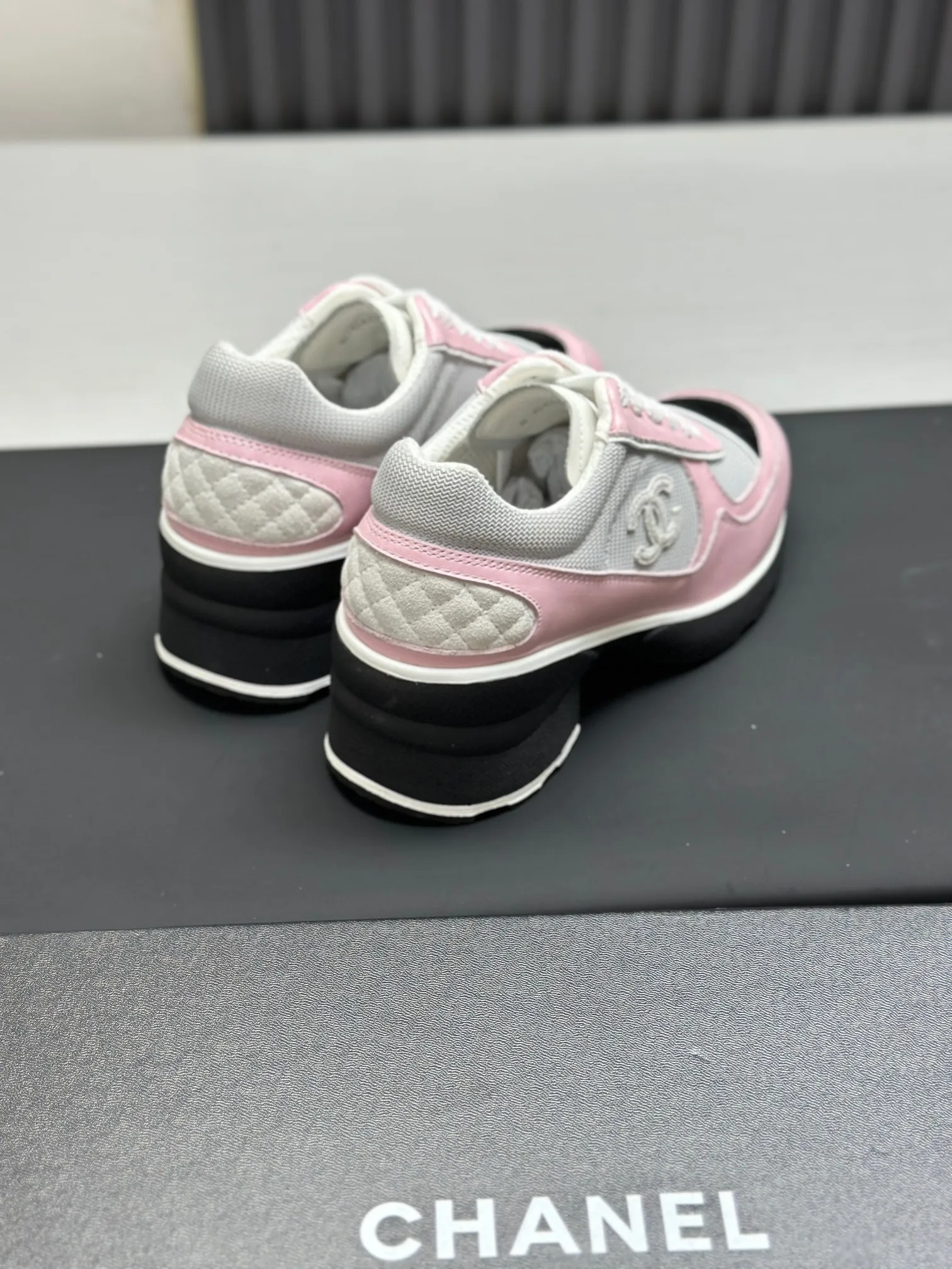 Men's shoes 💰620💰Women's 🚺 Chanel Panda shoes! 2025 counter top casual sports shoes This classic design; the upper is in the style of electric embroidery with various techniques; the outsole is fashionable and sporty; the unusual inclusion of a variety of color matching elements... The diversified mix and match is very good-looking and versatile, and can be used for leisure, fashion, sports, and outdoor... ꫛꫀꪝ Go➫ Materials: ❶Upper made of: original imported first-layer silk cowhide + original waterproof cloth + original first-layer cowhide ❷Inner use: Original Yangli+wang ❸ Outsole based on: Original TPU combination outsole Special counter boutique packaging complete set for women 35–41